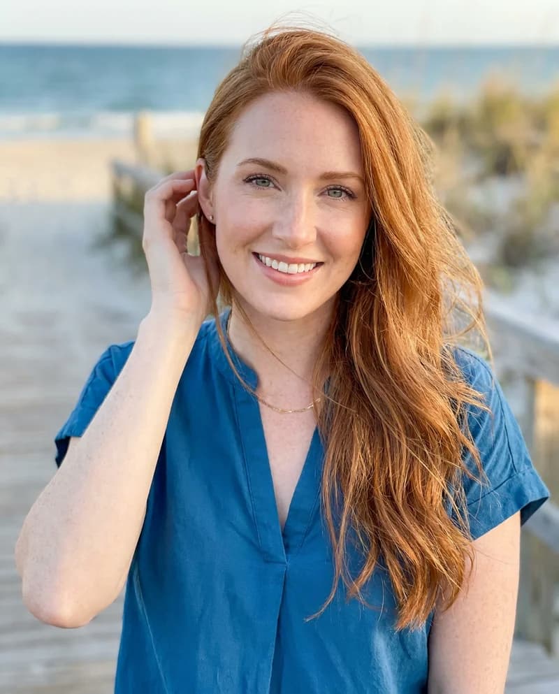 Illustrative profile of a woman by the beach